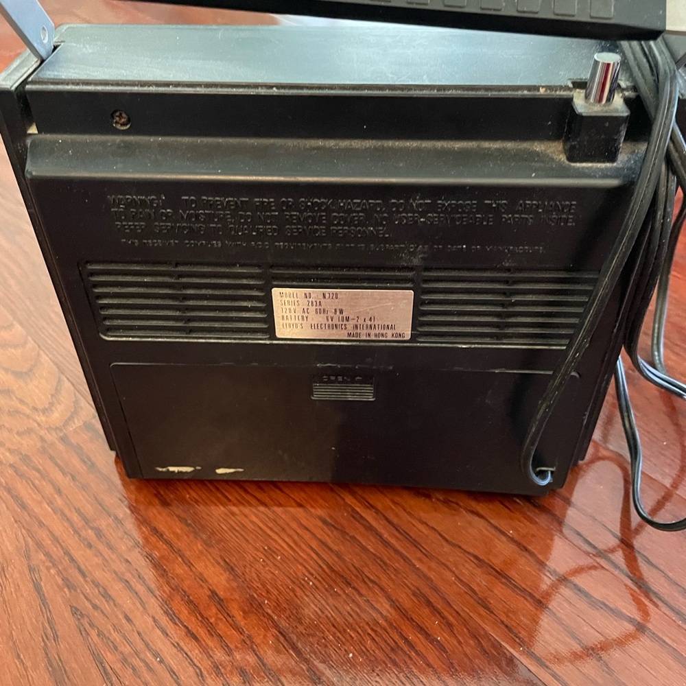Vintage Lloyd’s AM/FM Radio 📻 - Picture 3 of 4